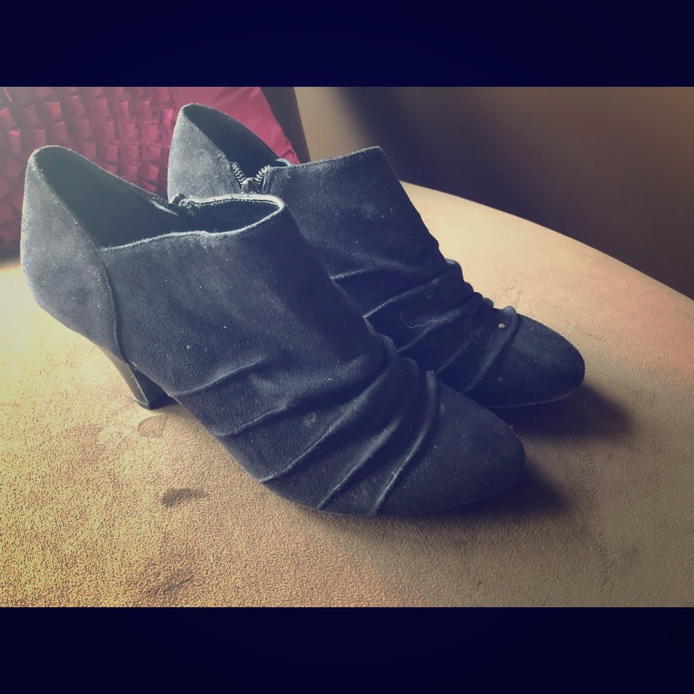 Laura Ashley black suede ankle booties Sz 9